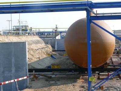 Lotos - montaż i przesuwanie zbiornika LPG